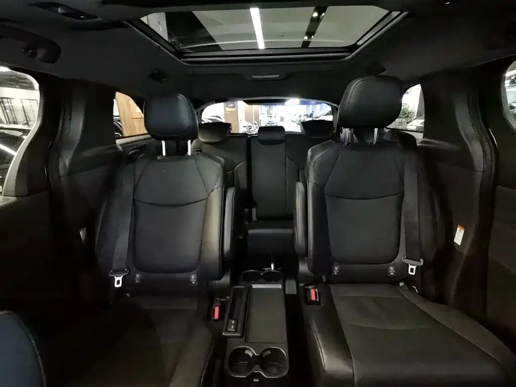 Toyota Granvia 2024 2.5L Hybrid Premium PLUS 4WD Edition фото 11