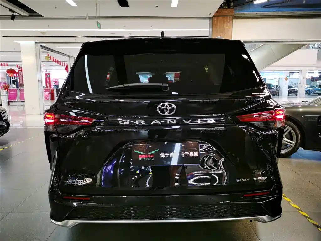 Toyota Granvia 2024 2.5L Hybrid Premium PLUS 4WD Edition фото 18