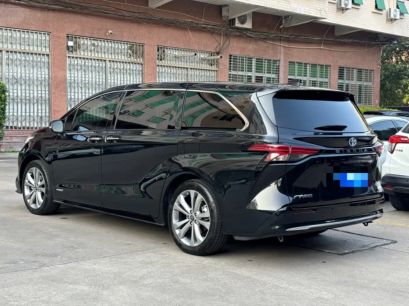 Toyota Sienna 2023 2.5L Hybrid Premium Edition фото 3