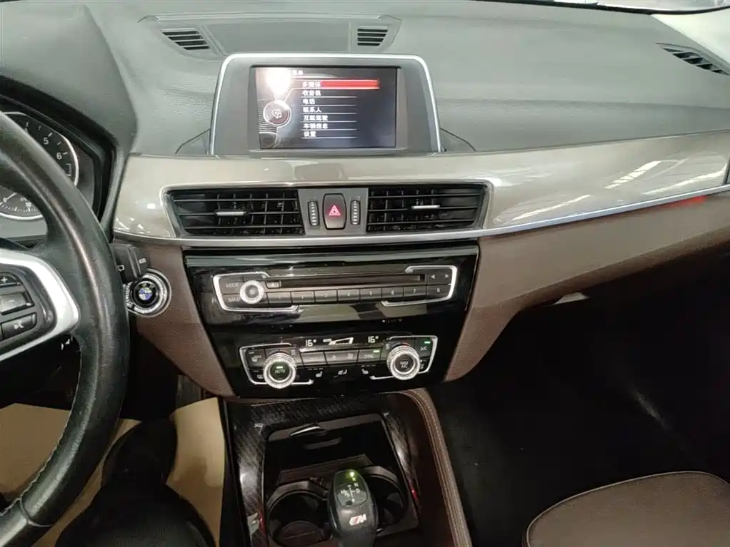 BMW X1 2016 sDrive18Li Luxury Model фото 13