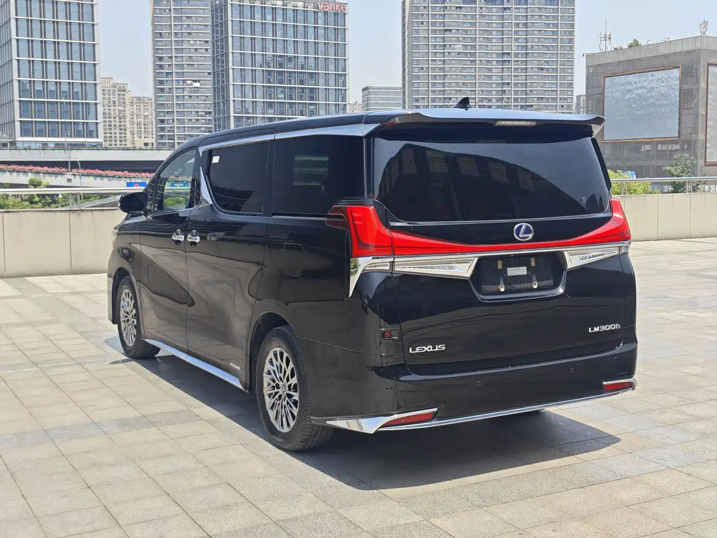 Lexus LM 2020 300h 4-Seat Imperial Edition фото 20
