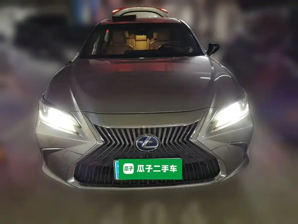 Фото 23 - Lexus ES