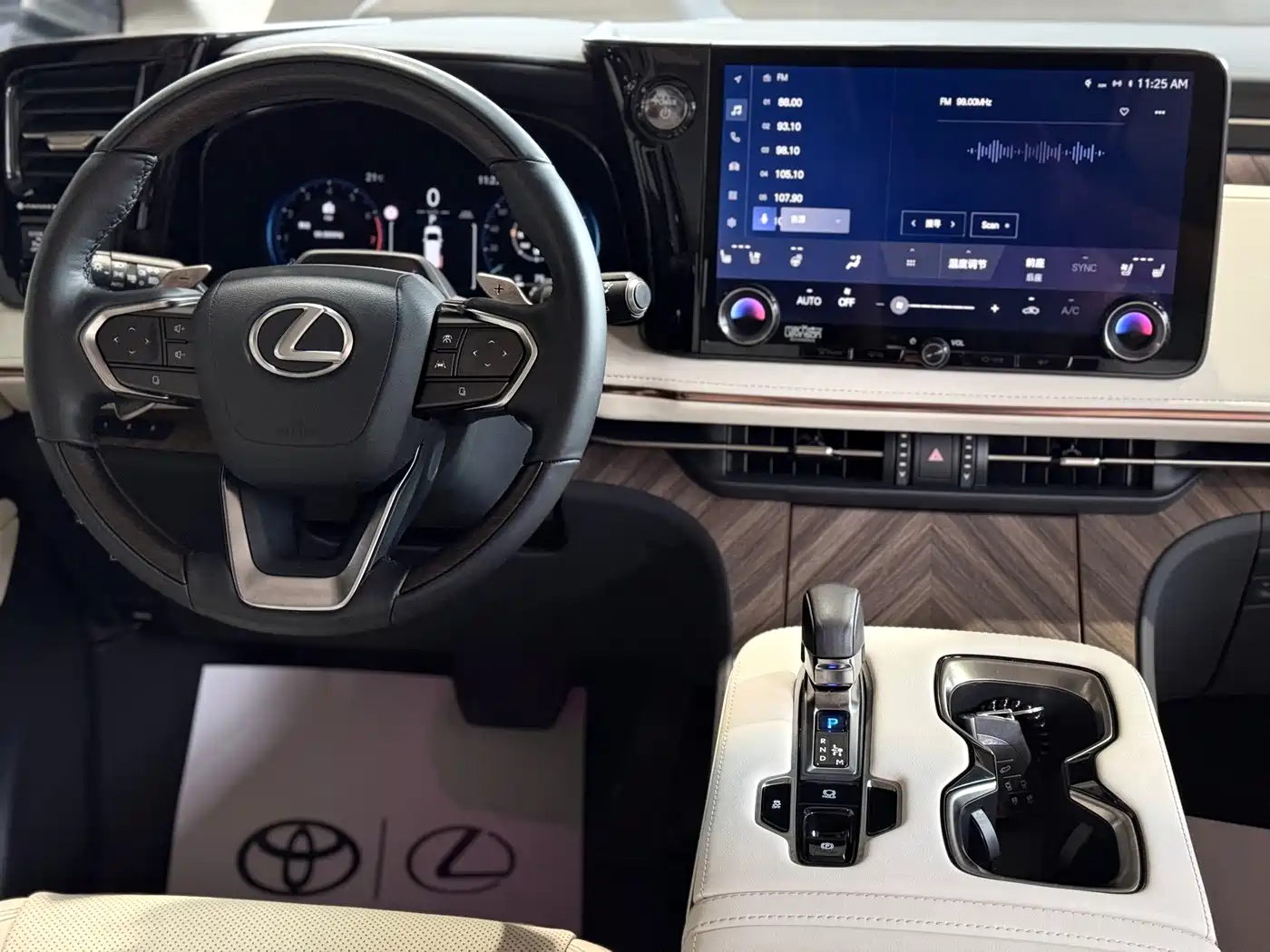 Фото 16 - Lexus LM