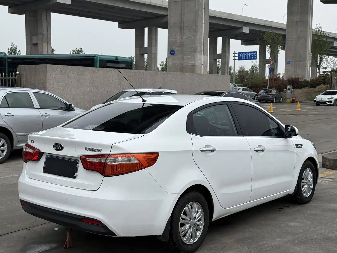 Kia K2 2012 Sedan 1.4L AT GLS Commemorative Edition фото 3