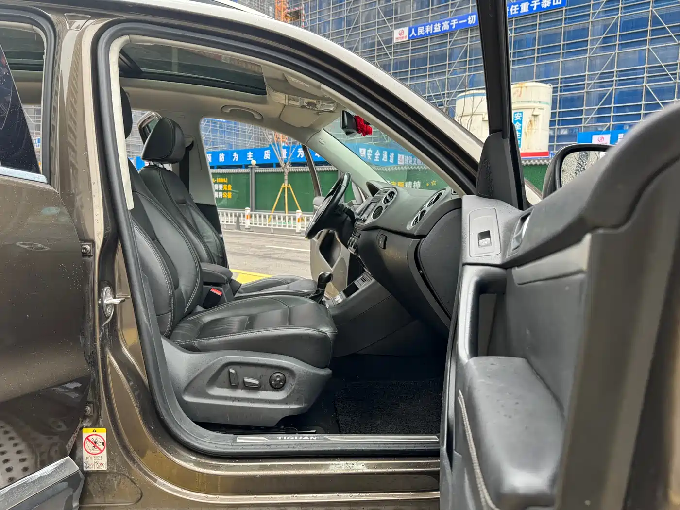VOLKSWAGEN TIGUAN