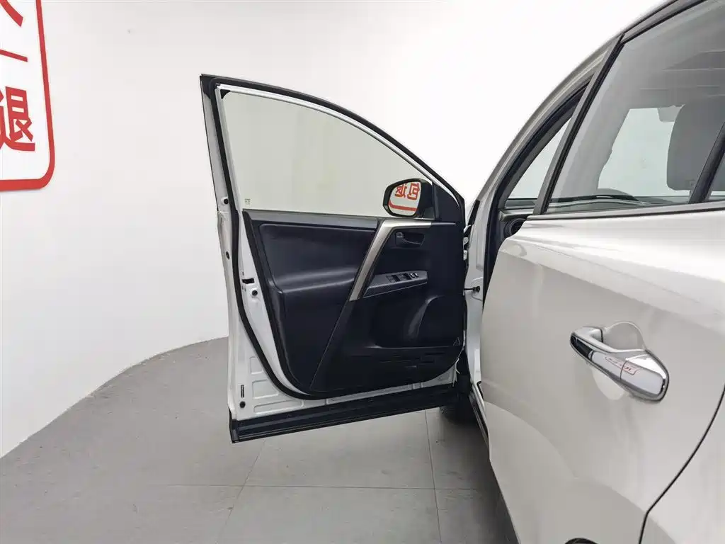 Toyota RAV4 Rongfang 2015 2.5L Automatic 4WD Elite Edition фото 8
