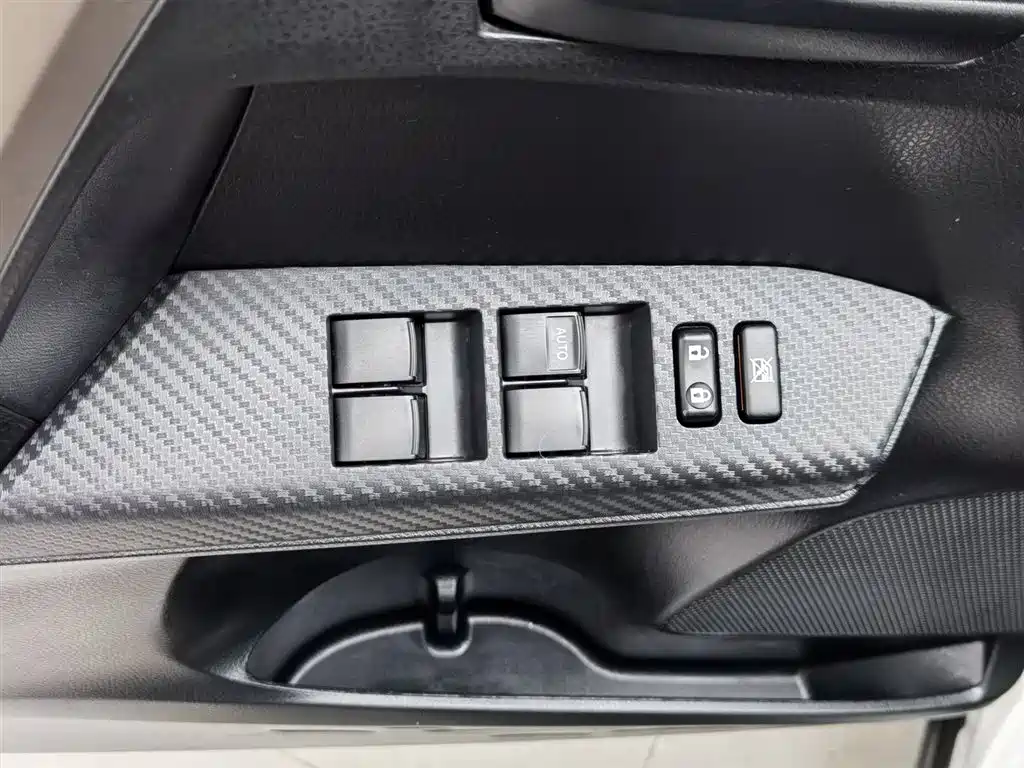 Toyota RAV4 Rongfang 2015 2.5L Automatic 4WD Elite Edition фото 9