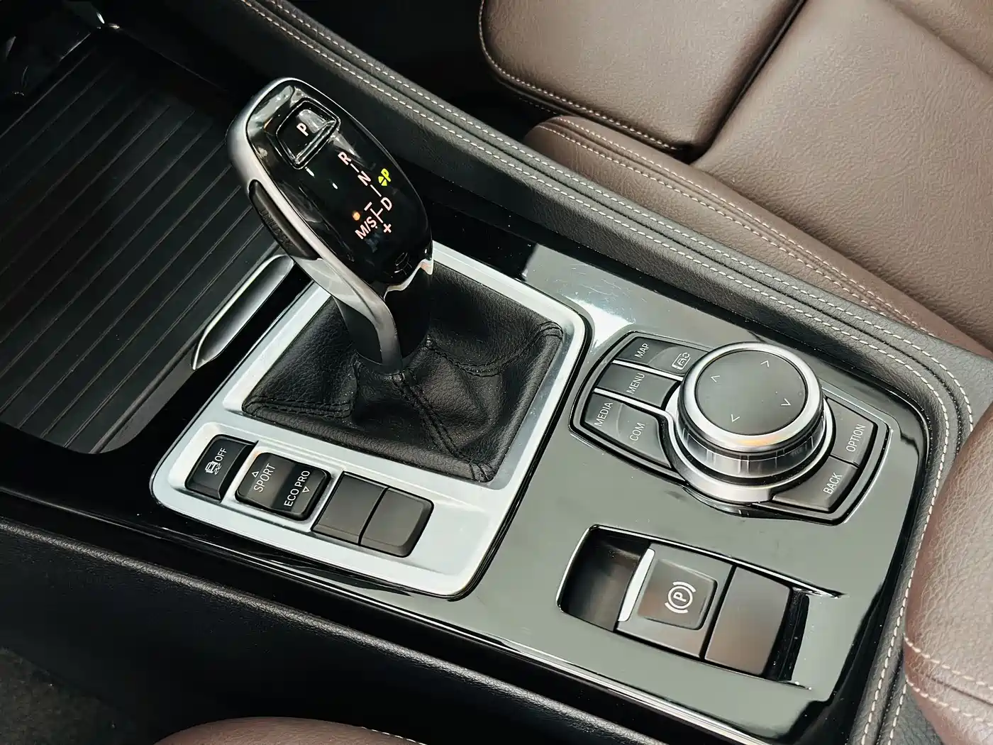 BMW 1 Series 2023 120i M Sport Shadow Edition фото 15