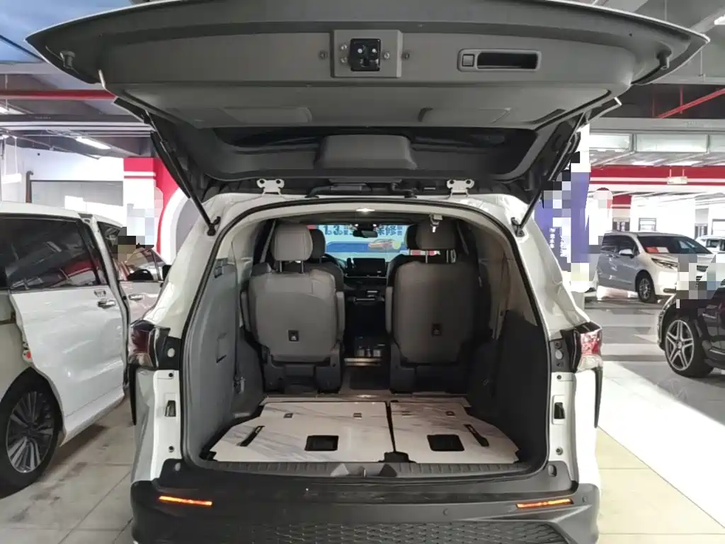 Фото 19 - Toyota Granvia