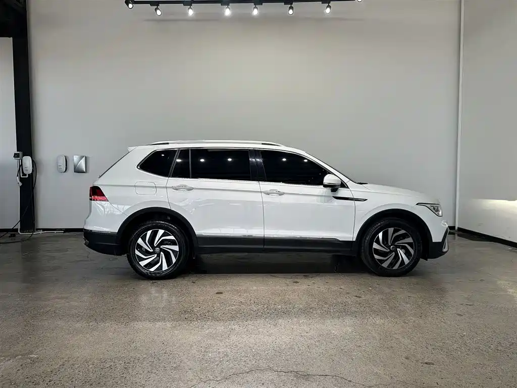 Volkswagen Tiguan L 2023 300TSI Automatic 2WD Smart Enjoyment Edition фото 6