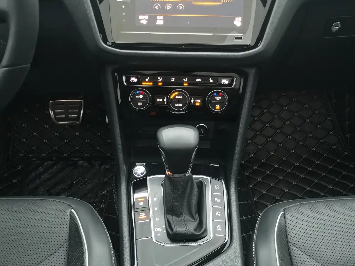 Volkswagen Tiguan L 2021 330TSI Automatic 2WD R-Line Premium фото 5