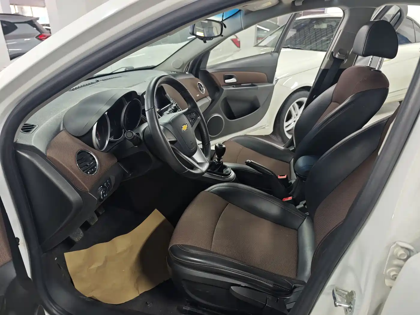 Chevrolet Cruze 2013 Hatchback 1.6L Manual Luxury фото 5