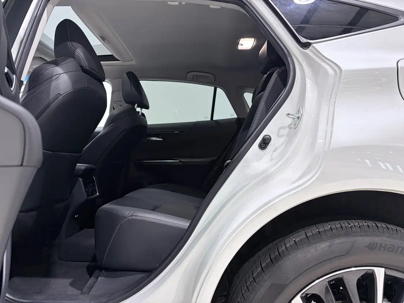 Toyota Venza 2023 2.0L CVT FWD Premium фото 9