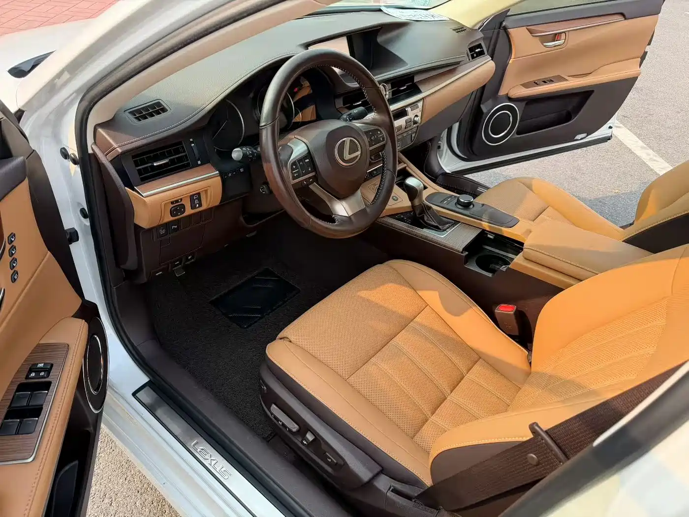 Lexus ES 2015 250 Elegance Edition фото 4
