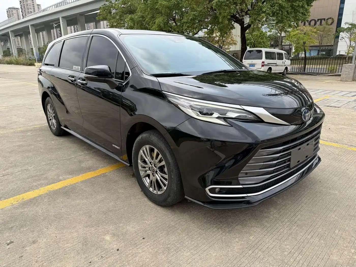 Toyota Sienna 2023 2.5L Hybrid Luxury Edition фото 6