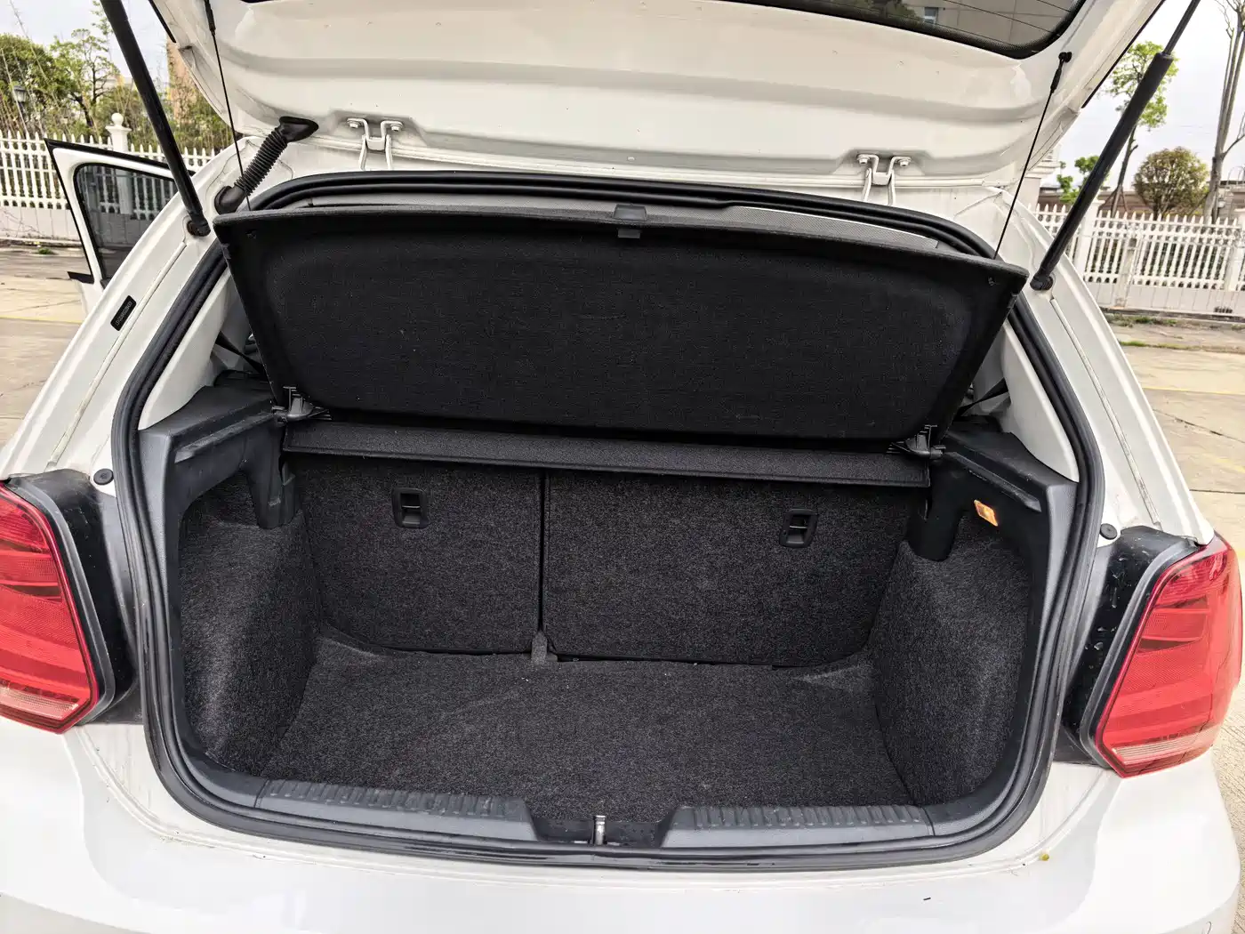Volkswagen Polo 2016 1.6L Automatic Luxury фото 14