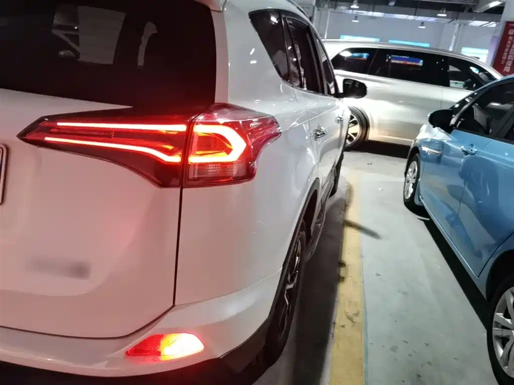 Toyota RAV4 Rongfang 2016 2.0L CVT 2WD Trend (China V) фото 8