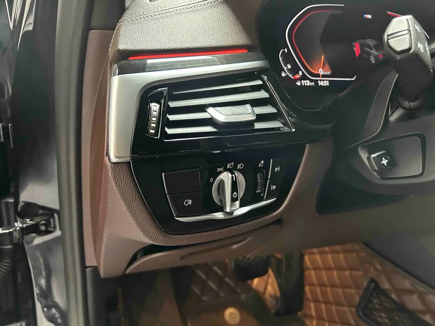 BMW 5 Series 2021 525Li M Sport Package фото 12
