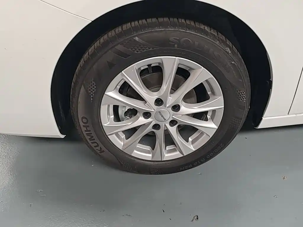 Фото 23 - Roewe i5