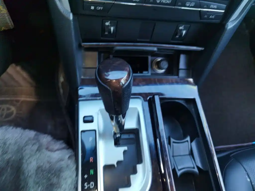 Toyota Camry 2015 2.0G Leading Edition фото 11