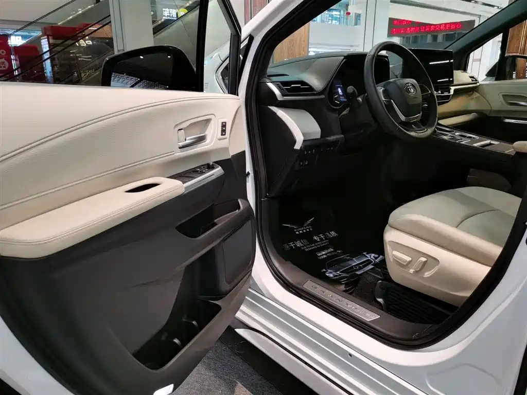 Toyota Granvia 2023 2.5L Hybrid Prestige PLUS Edition фото 5