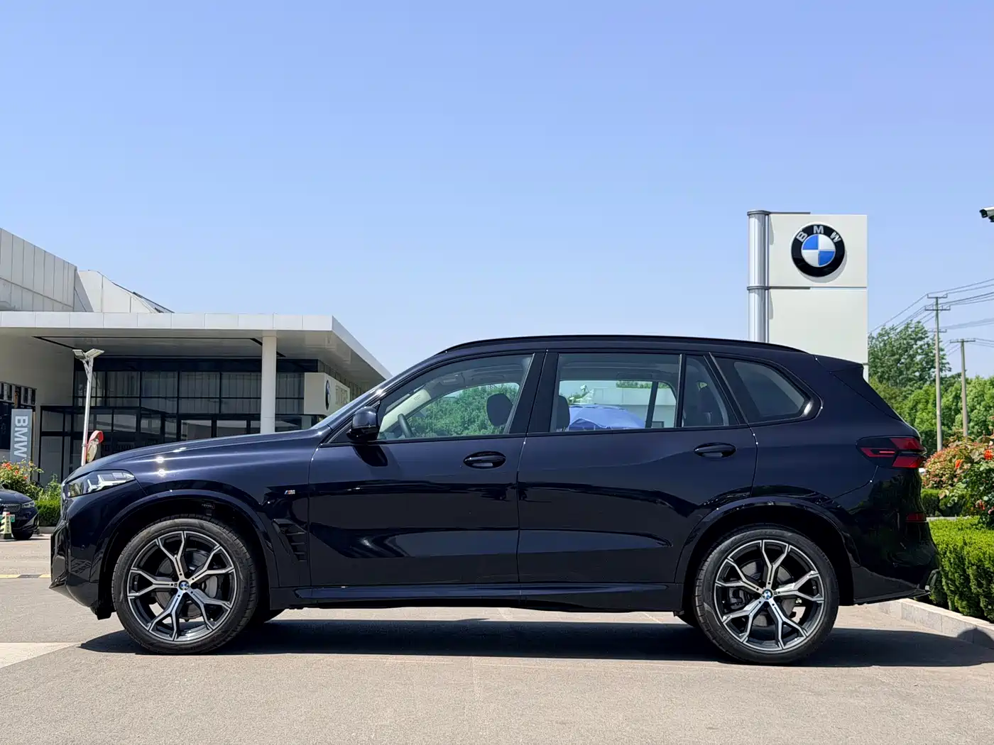 BMW X5 2025 Model xDrive 30Li Exclusive M Sport Blackout Package фото 3