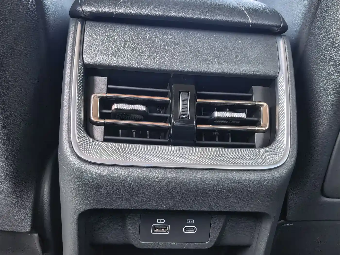 Hongqi H5 2024 1.5T DCT Smart Connect Flag Rhythm Edition фото 12