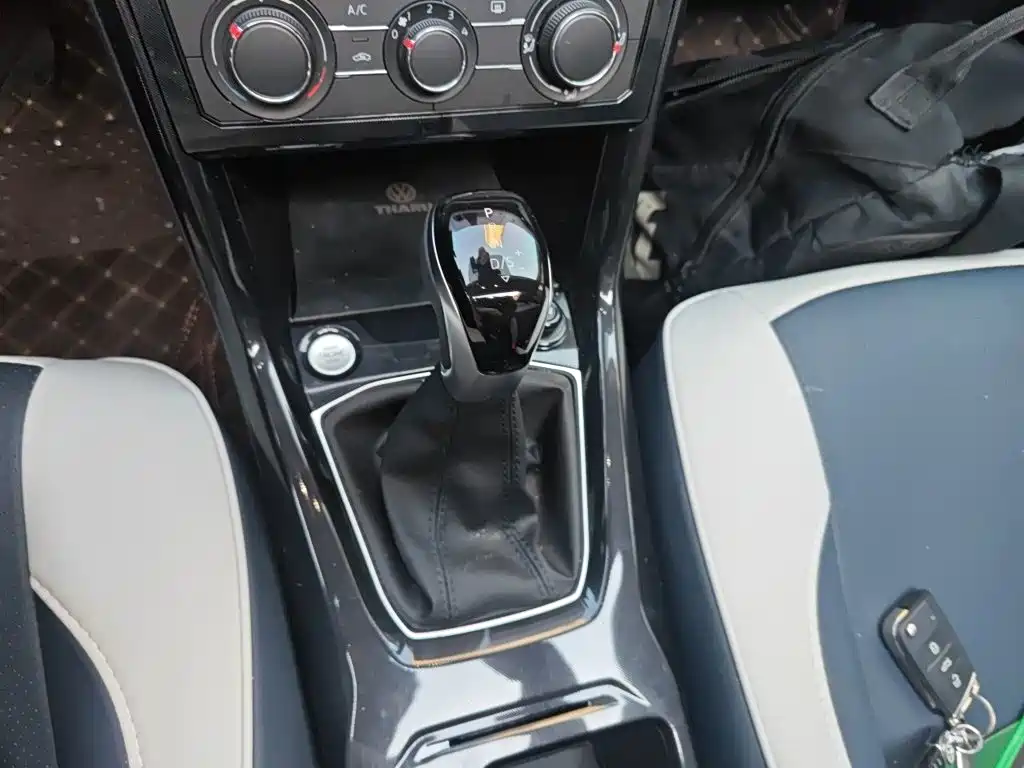 صورة 10 - Volkswagen Tharu