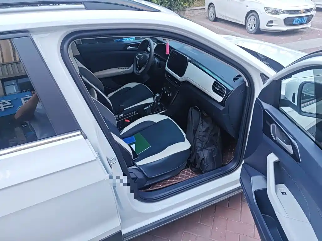 صورة 19 - Volkswagen Tharu