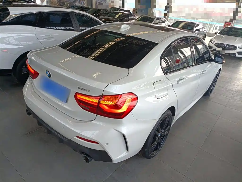 BMW 1 Series 2022 125i M Sport Shadow Edition фото 5