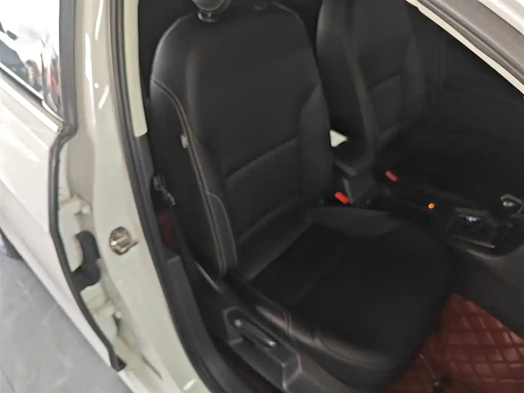 Volkswagen Golf 2016 1.6L Automatic Comfort фото 25