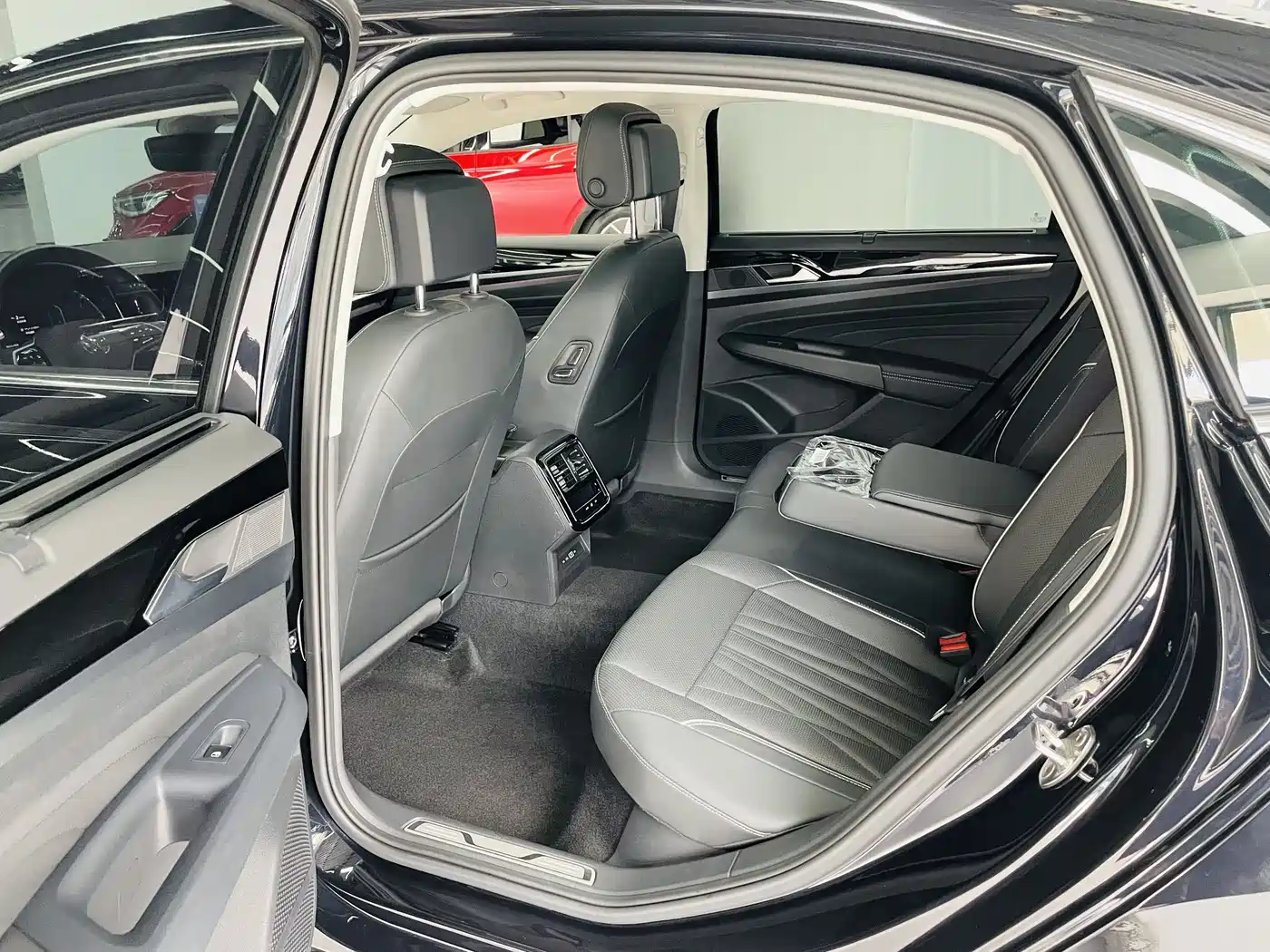 Volkswagen Passat 2023 380TSI Luxury Edition фото 11