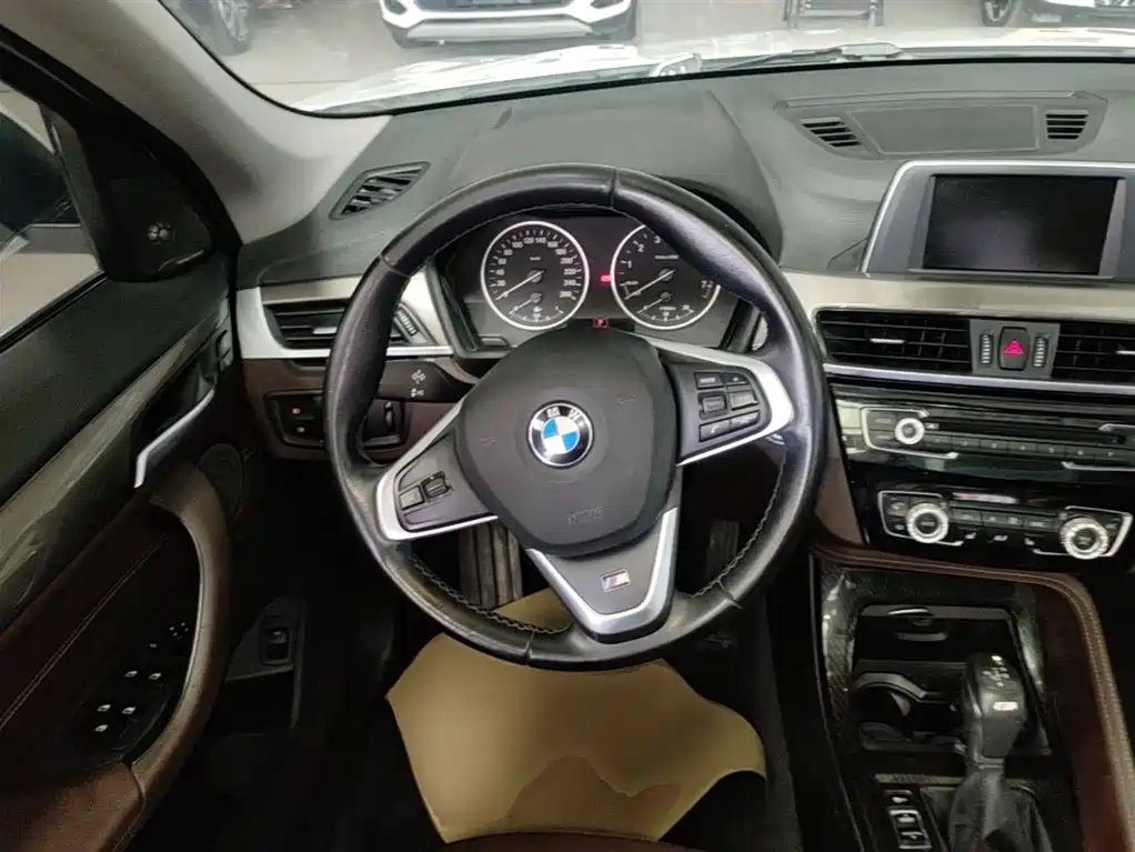 BMW X1 2016 sDrive18Li Luxury Model фото 11