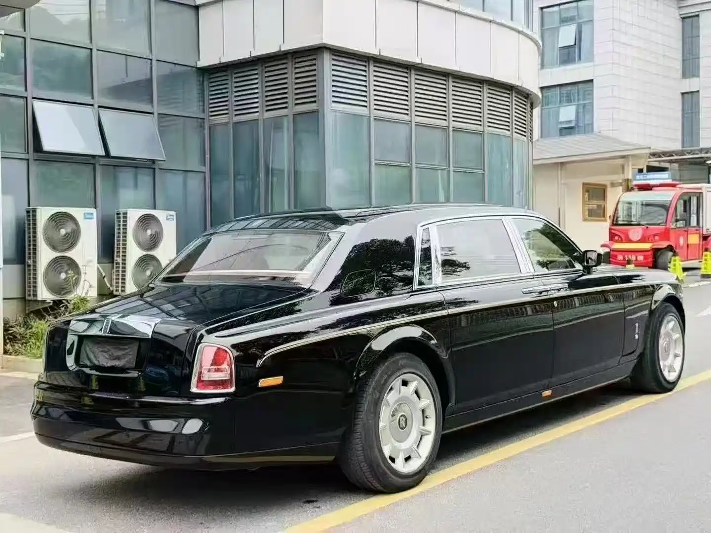Фото 2 - Rolls-Royce Phantom