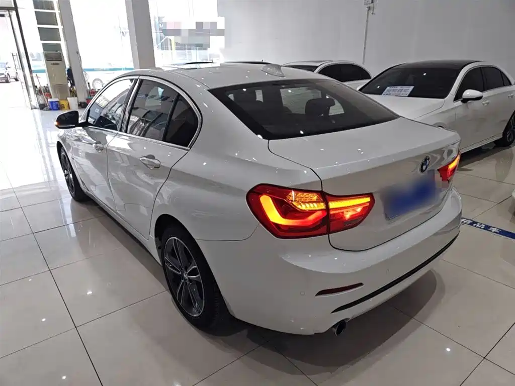 BMW 1 Series 2018 118i Sport Edition фото 5