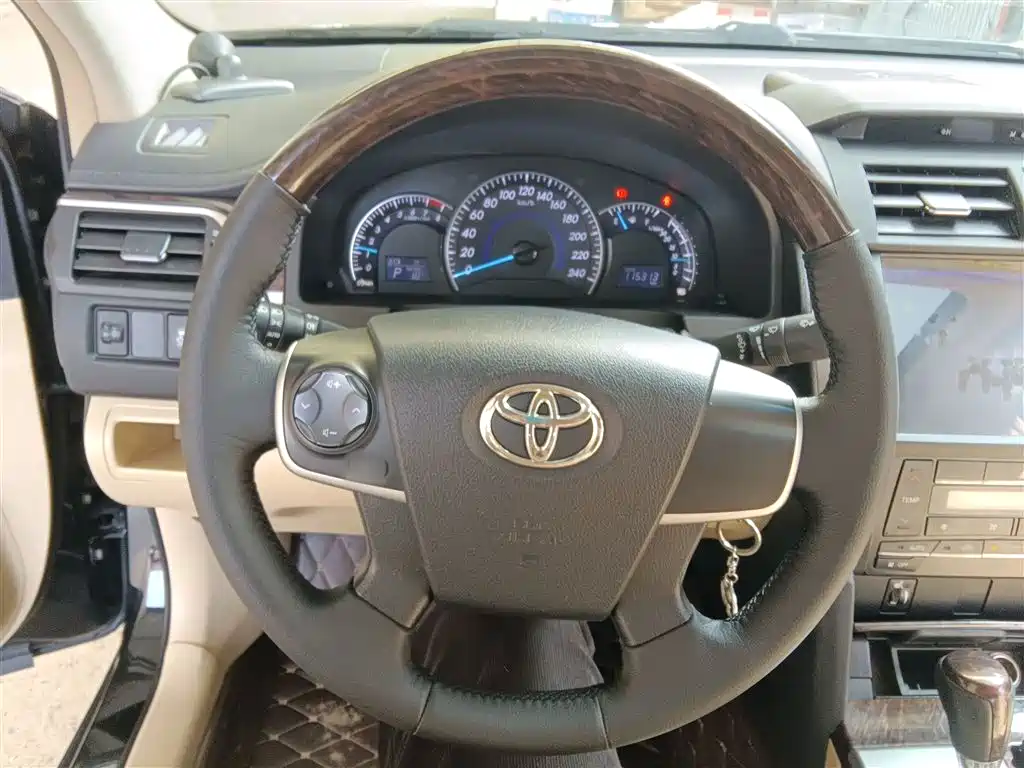 Toyota Camry 2015 2.0G Leading Edition фото 11