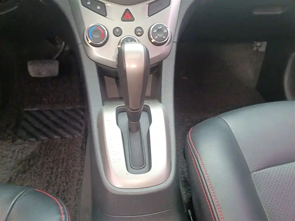 Chevrolet Aveo 2014 Sedan 1.4SL AT Fashion Sunroof Edition фото 14