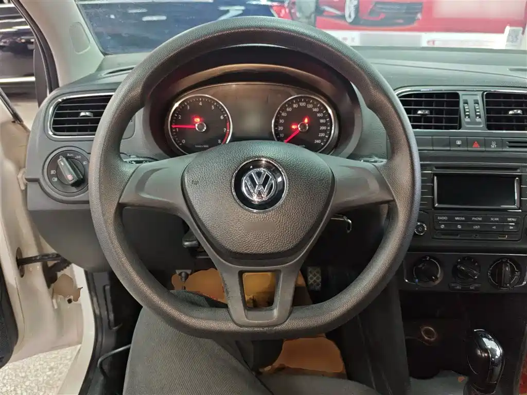 Volkswagen Polo 2014 1.6L Automatic Comfort Edition фото 3