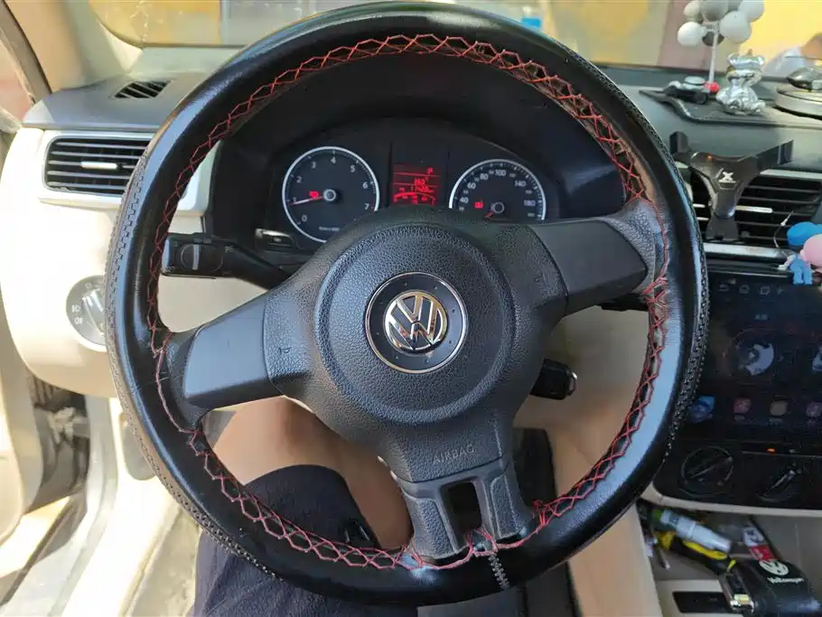 Volkswagen Bora 2011 1.6L Automatic Fashion фото 15
