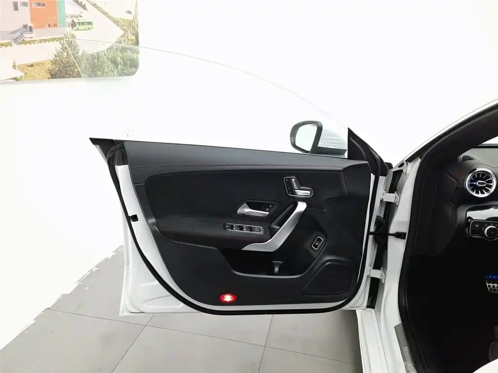 Mercedes-Benz CLA (Import) 2020 CLA 200 фото 8