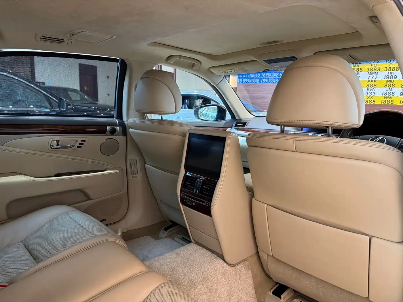 Фото 10 - Lexus LS
