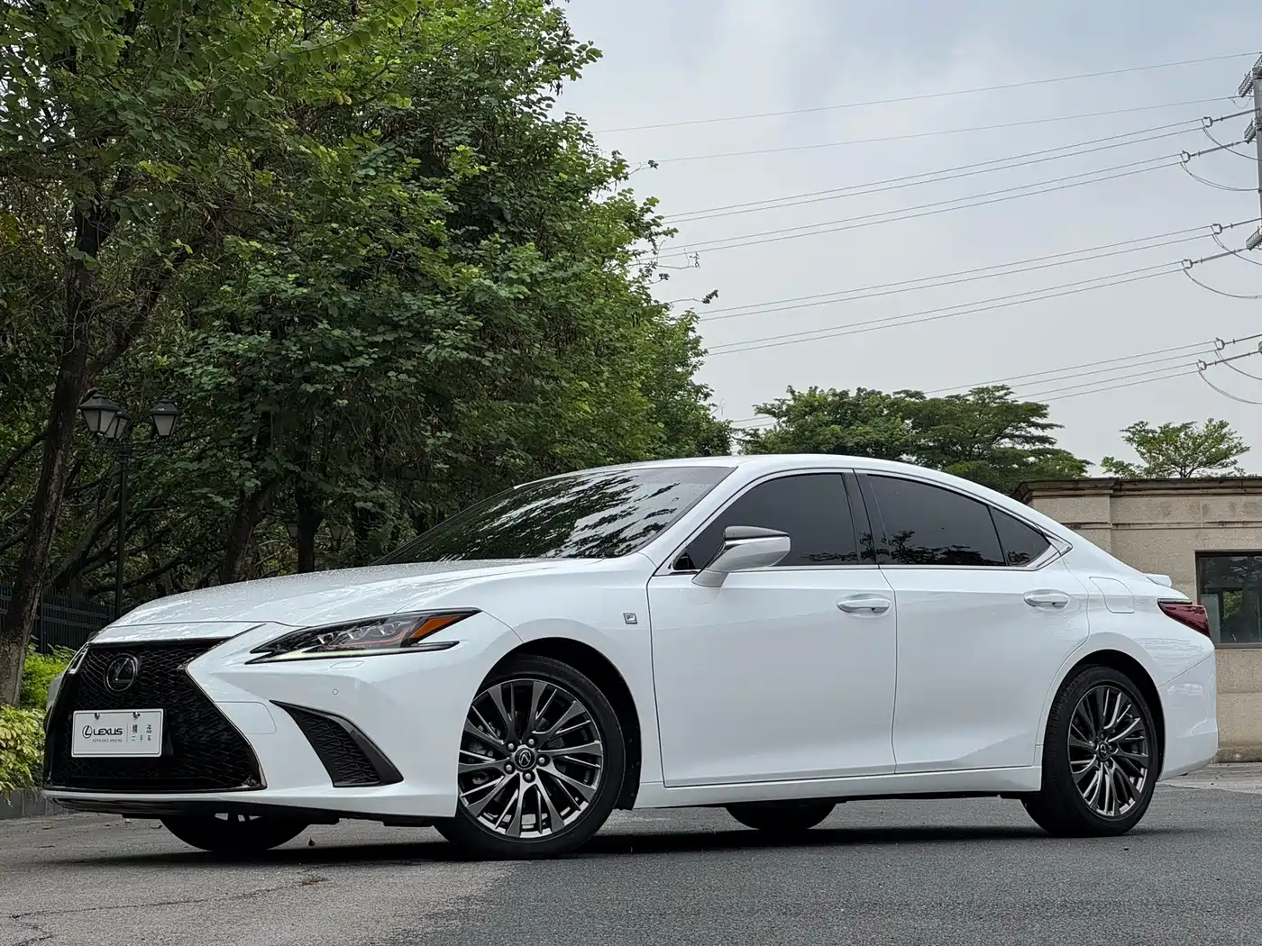 Фото 1 - Lexus ES