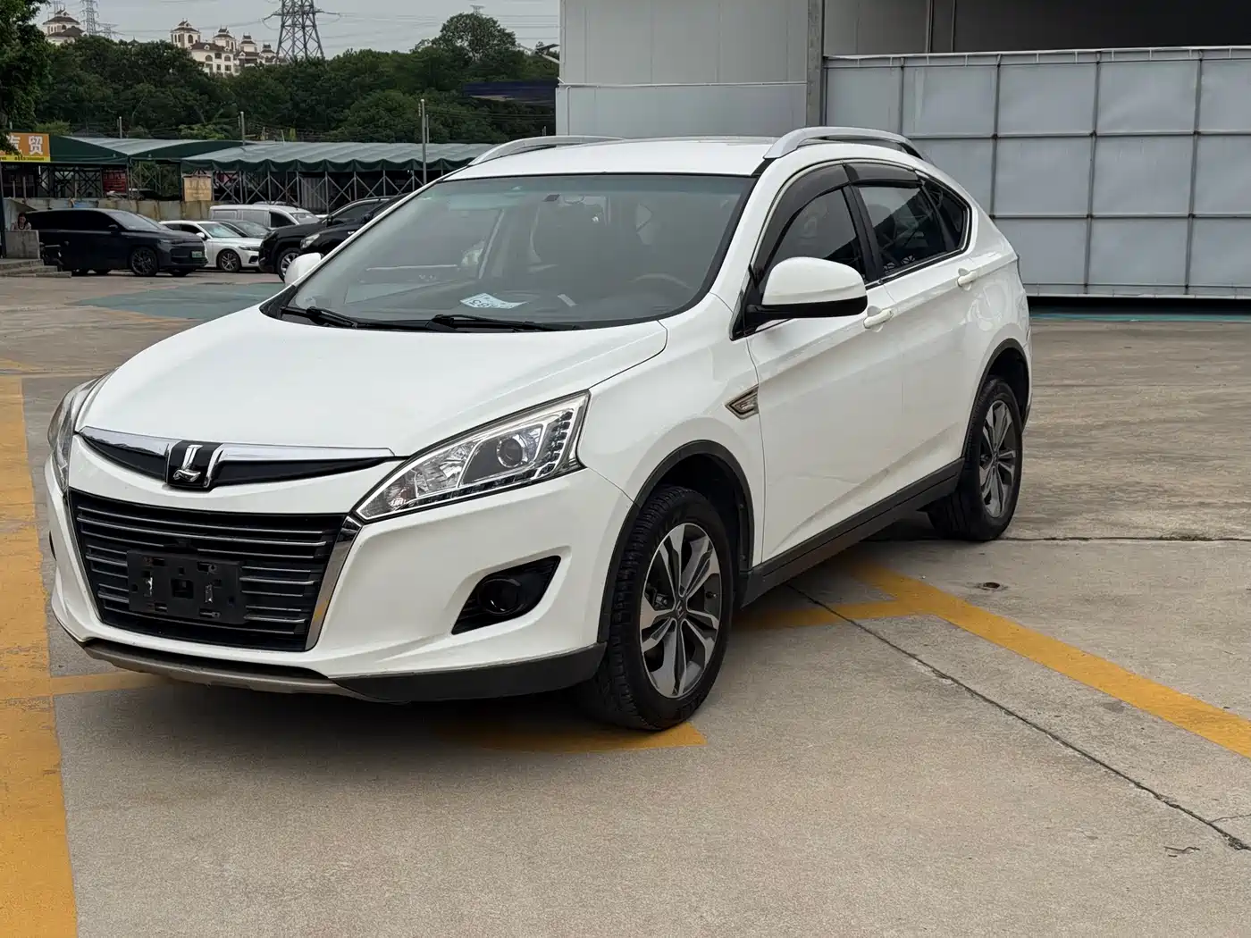 Photo 2 - Luxgen U6 SUV