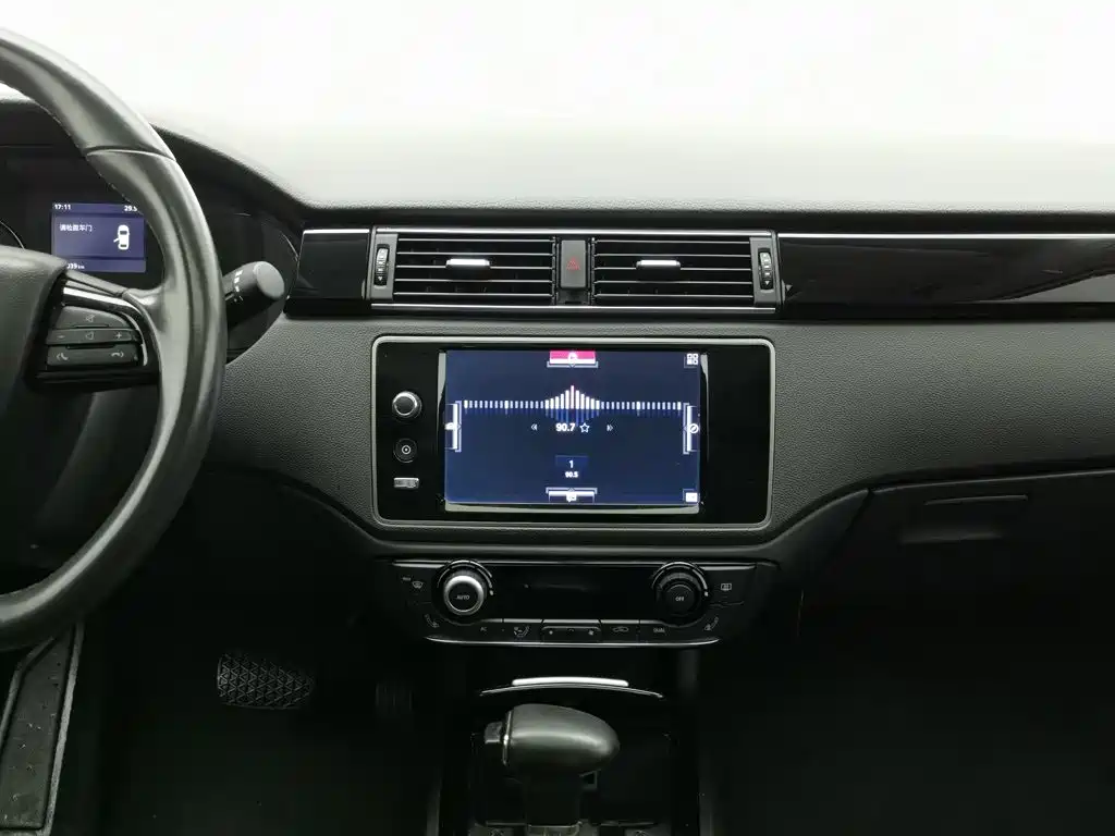 Qoros 3 2017 2016 Sedan 1.6T Automatic Zhizhen