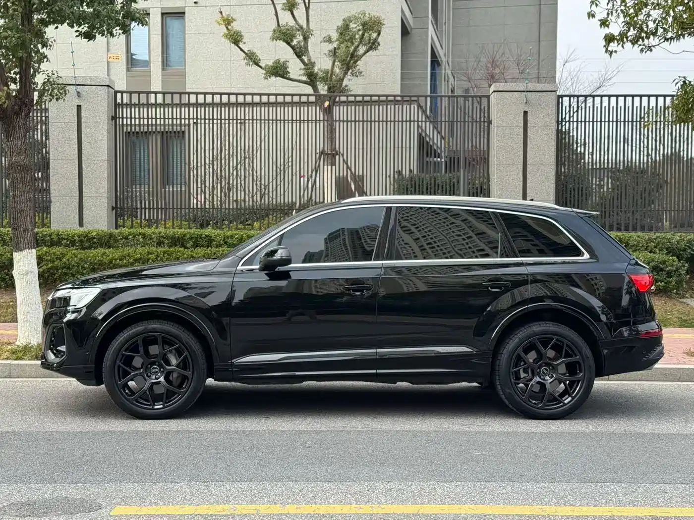 Audi Q7 2025 55 TFSI quattro S line Black Warrior фото 13