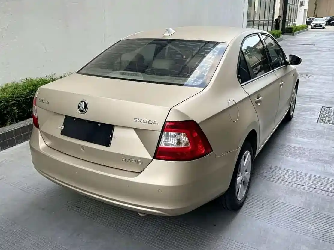 Škoda Rapid 2015 1.6L Automatic Smart Selection фото 9
