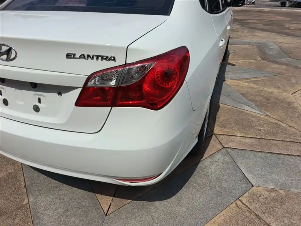 Hyundai Elantra 2016 1.6L Manual Family Joy Sunroof Edition фото 8