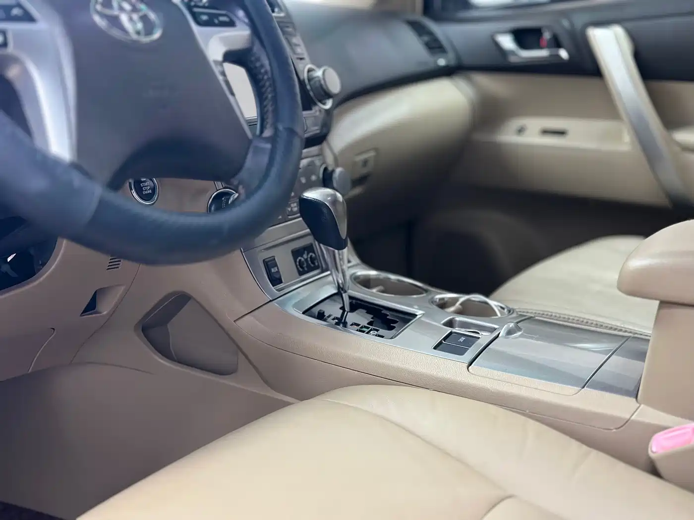 Toyota Highlander 2012 2.7L 2WD 7-Seater Luxury Edition фото 10