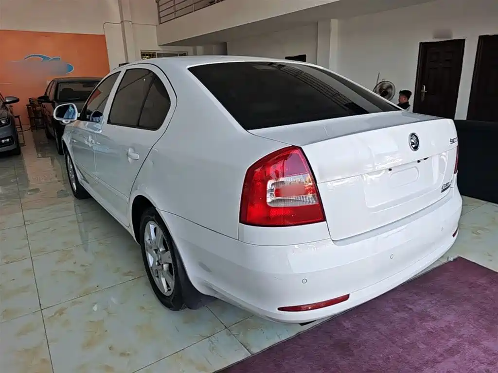 Škoda Octavia 2015 Classic 1.6L Automatic Elite Edition фото 5