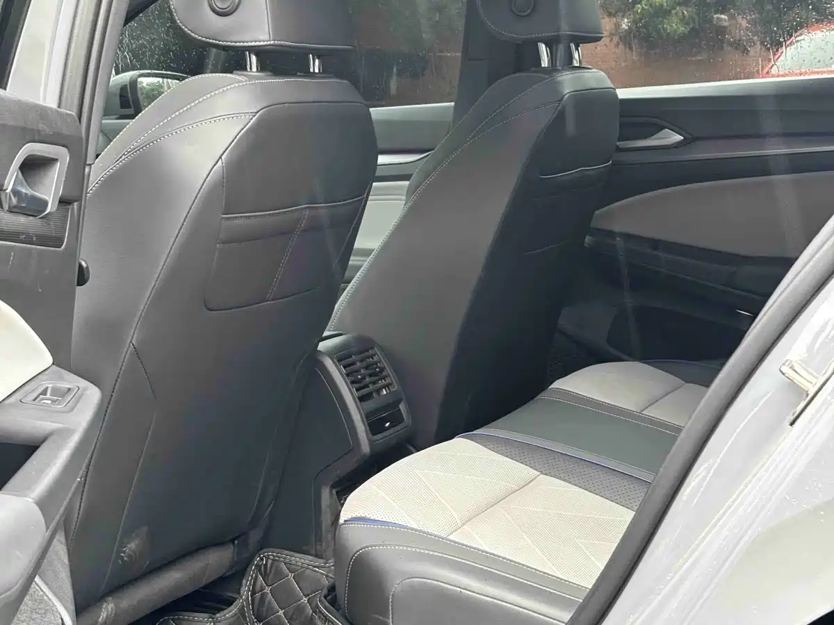 Volkswagen Golf 2025 Second Facelift 300TSI R-Line фото 6